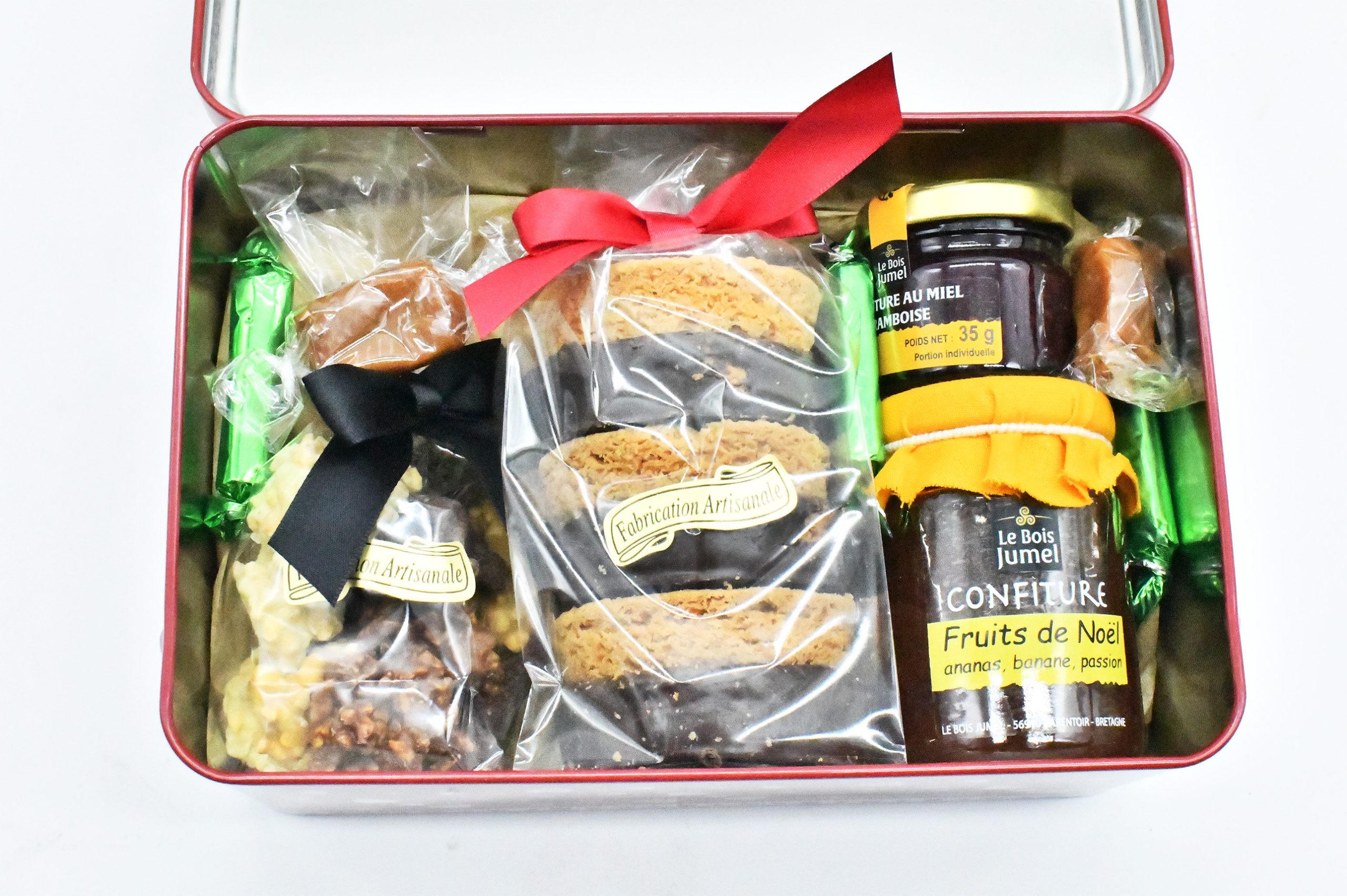 Panier garni bretagne - composition gourmande comportant des biscuits bretons de fabrication local pur beurre, un pot tartinade de noix de Saint-Jacques, un pot de confiture au miel, un pot de confiture de lait à la fleur de sel de guérande, un pot de terrine de cerf aux pommes, des bonbons au caramel au beurre salé.