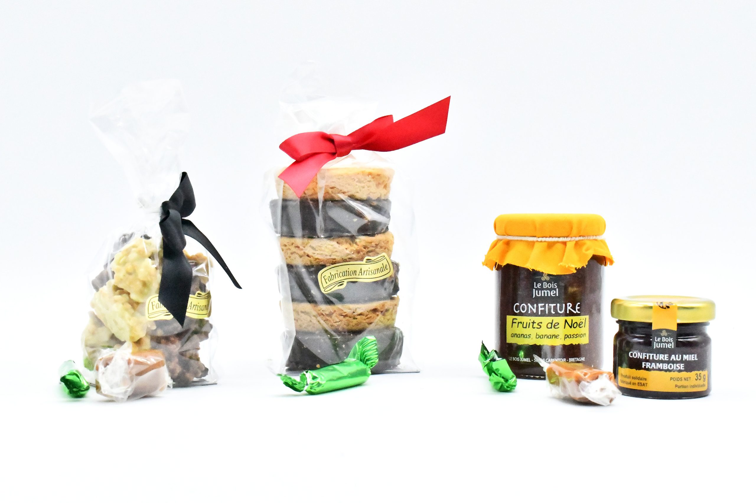 Panier garni bretagne - composition gourmande comportant des biscuits bretons de fabrication local pur beurre, un pot tartinade de noix de Saint-Jacques, un pot de confiture au miel, un pot de confiture de lait à la fleur de sel de guérande, un pot de terrine de cerf aux pommes, des bonbons au caramel au beurre salé.