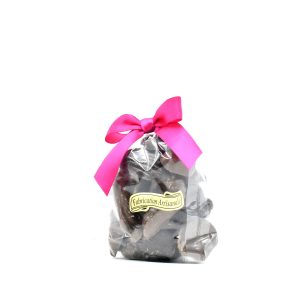 Sachet de coquillages de fabrication artisanal en chocolat noir, chocolat blanc et chocolat lait. Fabrication artisanale